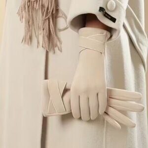 New Women's Elegant Ivory Winter gloves. Beautiful, Warm, w/ Touch Screen Index